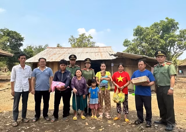 Cơ quan công an trao tặng nhu yếu phẩm cho gia đình ông Vương Văn Long