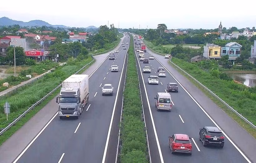 Một dự án đường bộ cao tốc được đưa vào vận hành và khai thác. (Ảnh: PV/Vietnam+) Một dự án đường bộ cao tốc được đưa vào vận hành và khai thác. (Ảnh: PV/Vietnam+)