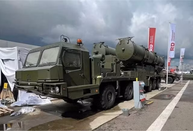 Xe chở tên lửa S-500 Prometheus TEL mới do Nga sản xuất lần đầu tiên được giới thiệu công khai tại Army-2024. Nguồn: MXH Nga Xe chở tên lửa S-500 Prometheus TEL mới do Nga sản xuất lần đầu tiên được giới thiệu công khai tại Army-2024. Nguồn: MXH Nga