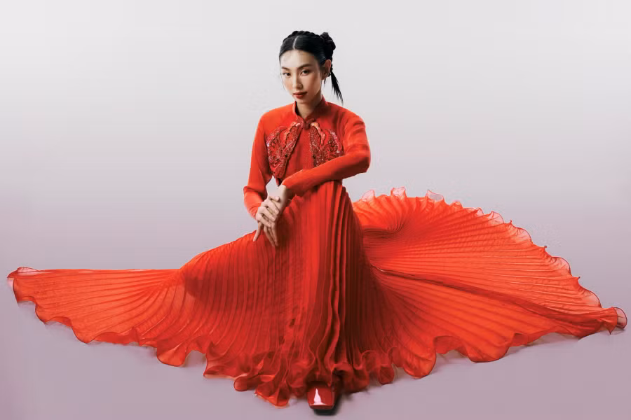 Gần 3 năm kể từ khi giành vương miện Hoa hậu Hòa bình Quốc tế, Nguyễn Thúc Thùy Tiên vẫn là hoa hậu được săn đón nhất tại Việt Nam. Thời gian qua, cô bận rộn với lịch trình học tập, làm việc dày đặc với nỗ lực nâng cấp bản thân, có những đóng góp tích cực cho cộng đồng, vượt qua khỏi hình tượng hoa hậu. Gần 3 năm kể từ khi giành vương miện Hoa hậu Hòa bình Quốc tế, Nguyễn Thúc Thùy Tiên vẫn là hoa hậu được săn đón nhất tại Việt Nam. Thời gian qua, cô bận rộn với lịch trình học tập, làm việc dày đặc với nỗ lực nâng cấp bản thân, có những đóng góp tích cực cho cộng đồng, vượt qua khỏi hình tượng hoa hậu.