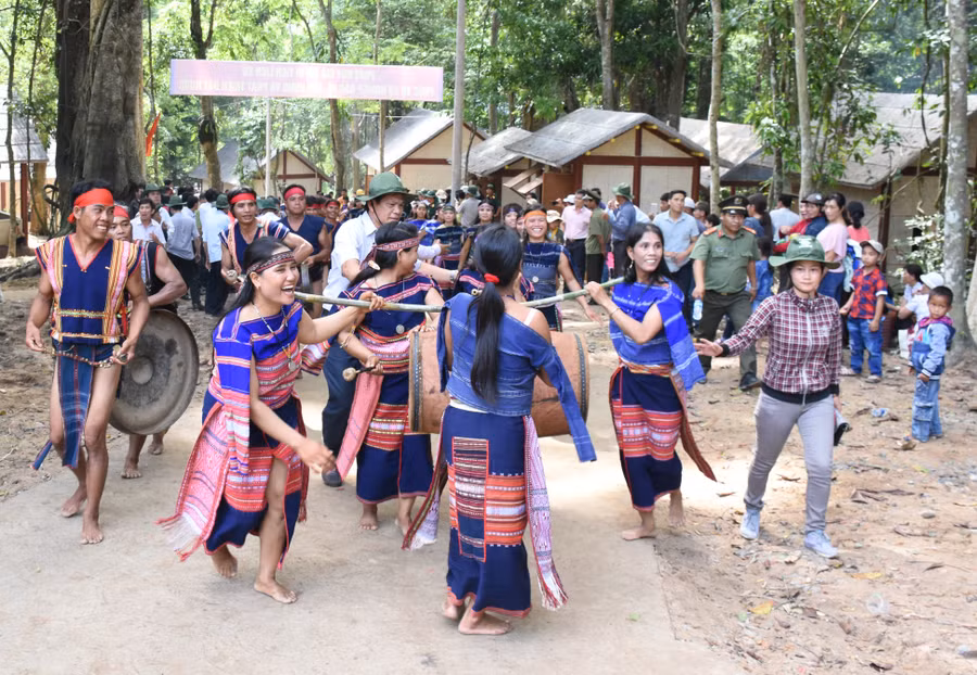 Niềm vui của người dân trong ngày khánh thành Khu Di tích lịch sử cách mạng của tỉnh tại xã Krong (huyện Kbang). Ảnh: Minh Nguyễn