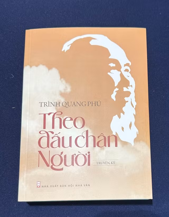 Tập sách “Theo dấu chân Người”