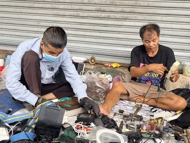Săn đồ lạc xoong là thú vui của nhiều người TP.HCM