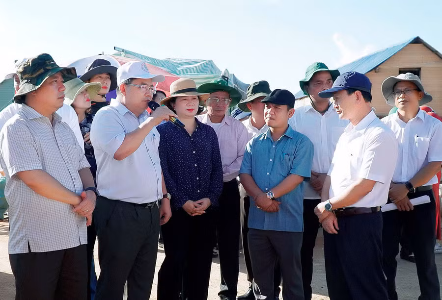Các cán bộ lãnh đạo Tỉnh ủy Gia Lai và Tỉnh ủy Kon Tum trao đổi với lãnh đạo huyện Phú Thiện về quá trình xây dựng nông thôn mới ở 4 làng Đồn. Ảnh: Đ.T