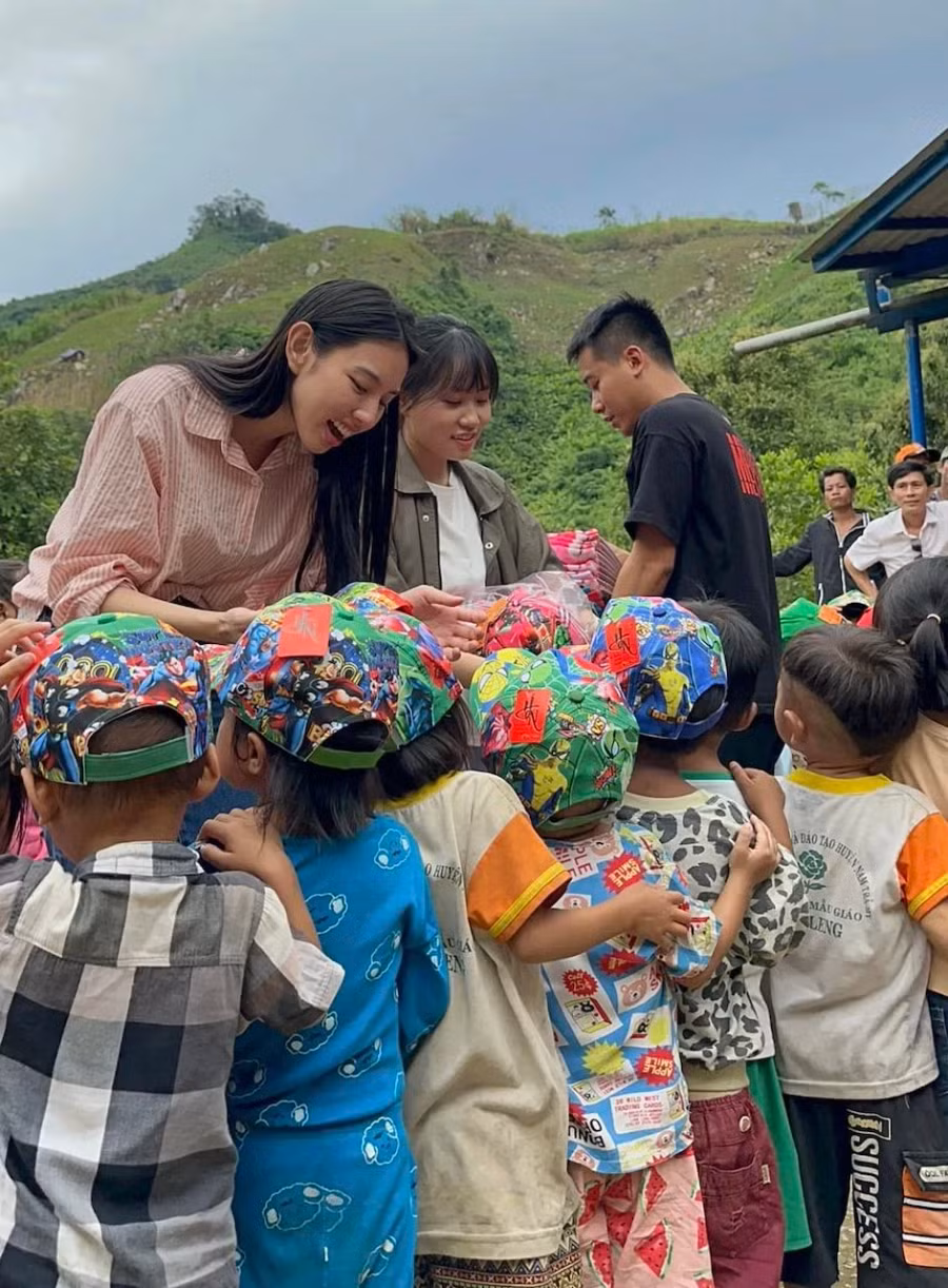 Người đẹp tiếp tục: "Tôi nghĩ cái tâm bên trong mỗi người là thứ mình khó mà hiểu rõ và đánh giá được. Nhưng thứ mà mình có thể biết được là cam kết của họ có đúng không họ thực sự hành động không, đó mới là điều quan trọng". Người đẹp tiếp tục: "Tôi nghĩ cái tâm bên trong mỗi người là thứ mình khó mà hiểu rõ và đánh giá được. Nhưng thứ mà mình có thể biết được là cam kết của họ có đúng không họ thực sự hành động không, đó mới là điều quan trọng".