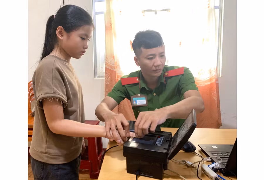 Cán bộ Công an huyện Chư Sê làm thẻ căn cước cho người dưới 14 tuổi. Ảnh: R.H
