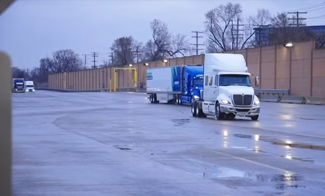 Các xe tải đi qua Cơ sở Vận chuyển hàng hóa Fort Street ở Detroit (Michigan)