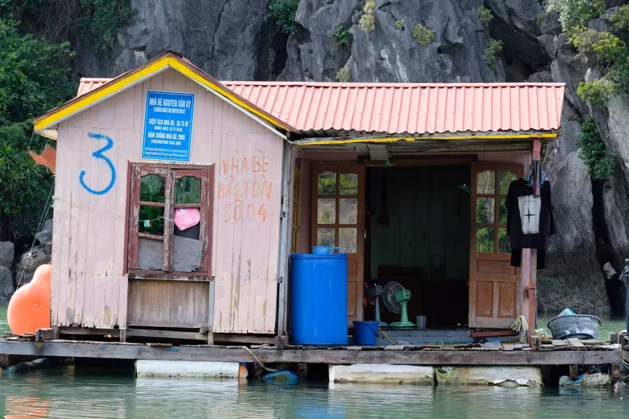 Những ngôi nhà của ngư dân được bảo tồn. Ban ngày, một số ngư dân vẫn sinh hoạt tại đây, đến chiều tối họ lại về bờ