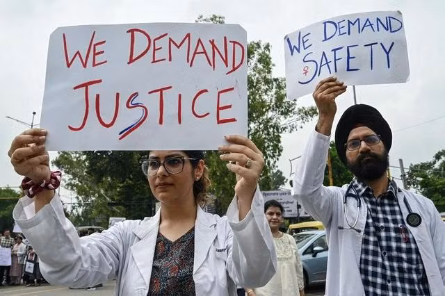 Các bác sĩ và sinh viên y khoa biểu tình ở thành phố Amritsar thuộc bang Punjab của Ấn Độ ngày 17.8, nhằm phản đối vụ cưỡng hiếp và giết hại một bác sĩ ở bang Tây Bengal