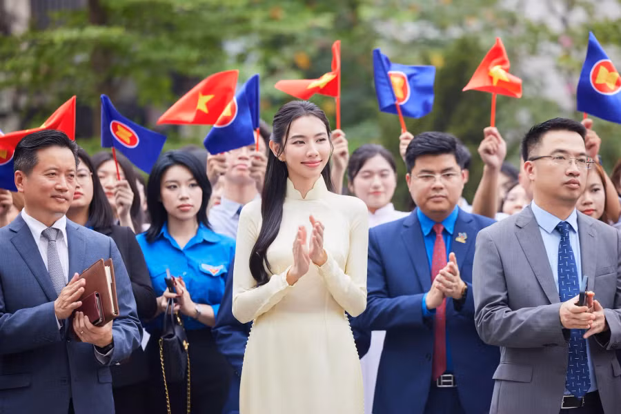 Với những đóng góp và tác động tích cực đến xã hội, Thùy Tiên từng được được vinh danh là Gương mặt trẻ Việt Nam tiêu biểu 2021 và cùng nhiều bằng khen, tuyên dương. Tháng 4.2024, cô vinh dự trở thành đại diện thanh niên Việt Nam phát biểu tại chương trình đối thoại giữa Tổng Thư ký ASEAN với thanh niên ASEAN. Với những đóng góp và tác động tích cực đến xã hội, Thùy Tiên từng được được vinh danh là Gương mặt trẻ Việt Nam tiêu biểu 2021 và cùng nhiều bằng khen, tuyên dương. Tháng 4.2024, cô vinh dự trở thành đại diện thanh niên Việt Nam phát biểu tại chương trình đối thoại giữa Tổng Thư ký ASEAN với thanh niên ASEAN.