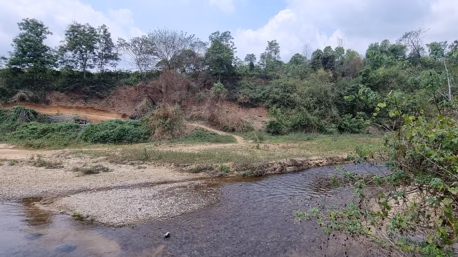 Người dân xã Hà Ra mong sớm có cây cầu bắc qua suối A Reng. Ảnh: Hà Phương