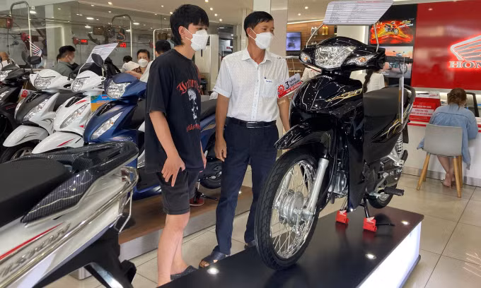 Người dân tham khảo xe máy Honda tại một Head ở quận Bình Thạnh. Ảnh: Phạm Trung Người dân tham khảo xe máy Honda tại một Head ở quận Bình Thạnh. Ảnh: Phạm Trung