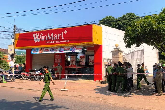 Lực lượng công an phong tỏa hiện trường, điều tra vụ án mạng. Ảnh: T.Trực