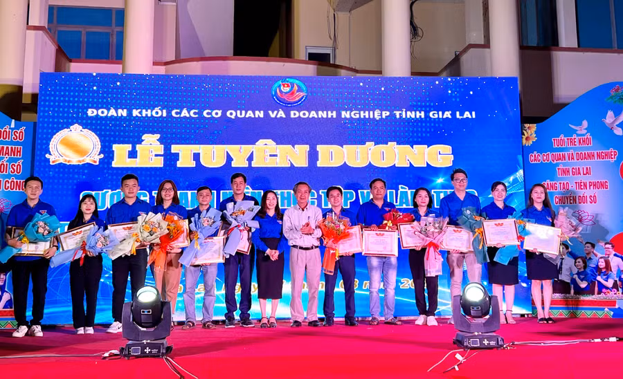 Anh Hoàng Văn Khuyến (bìa trái) đại diện nhóm tác giả nhận giấy khen “Tuổi trẻ sáng tạo” và gương “Thanh niên học tập và làm theo Bác” do Đoàn khối các Cơ quan và Doanh nghiệp tỉnh trao tặng. Ảnh: Minh Nhật
