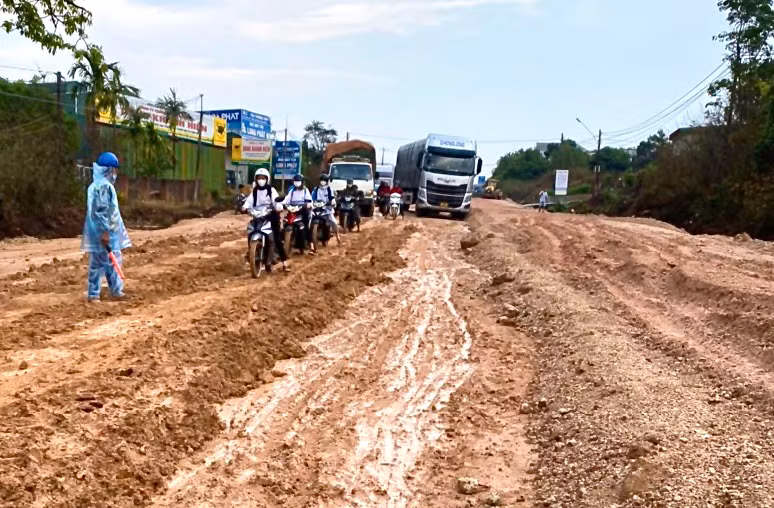 Sau trận mưa lớn ngày 30-3 vừa qua, đất ở các vị trí thi công tràn ra mặt đường quốc lộ 19 gây ùn tắc giao thông cục bộ. Ảnh: Minh Nguyễn