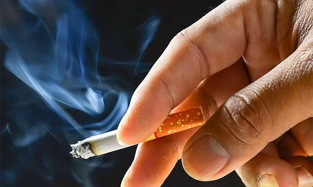 Tại sao nhiều người ho mãi không dứt? - Ảnh 1. Các hóa chất trong khói thuốc lá có thể gây kích ứng cổ họng. Ảnh: Shutterstock
