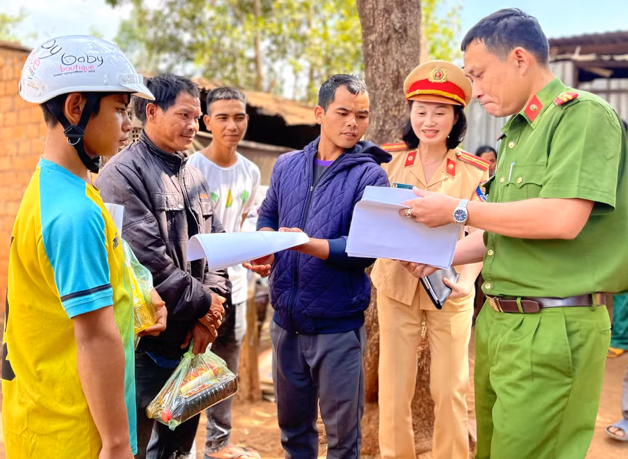 Công an huyện Chư Păh phối hợp với Công an xã Ia Khươl tuyên truyền Luật Giao thông đường bộ cho người dân thôn Tơ Vơn 2. Ảnh: Minh Phương