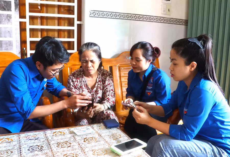 Đoàn viên thanh niên phường Tây Sơn (thị xã An Khê) hướng dẫn người dân đăng ký tài khoản định danh điện tử mức 1. Ảnh: Ngọc Minh