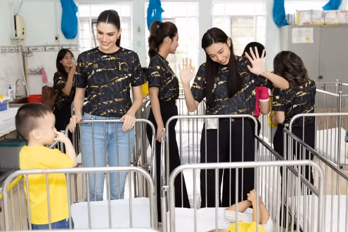 Isabella Menin (trái) cùng Thùy Tiên thăm trẻ em mồ côi. Ảnh: Viết Quý Isabella Menin (trái) cùng Thùy Tiên thăm trẻ em mồ côi. Ảnh: Viết Quý