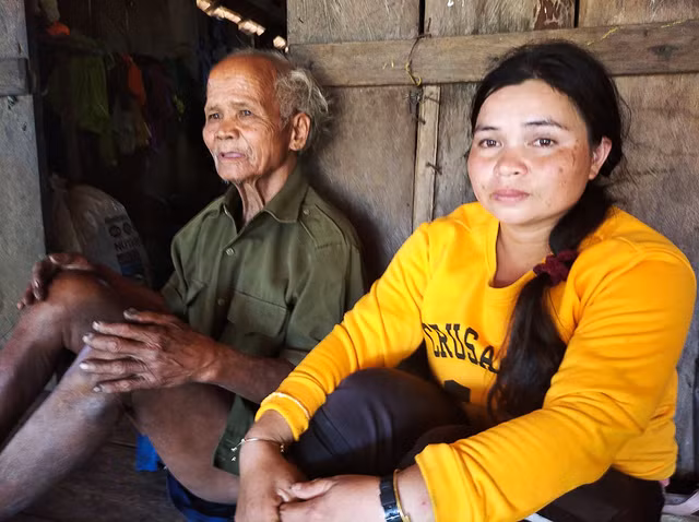 Ông Phạm Văn Bắp và con gái Phạm Thị Púi. Ảnh: Phạm Anh