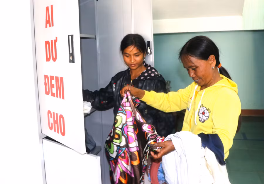 Chị Đinh Thị Bdel (bìa phải ở làng Nhang Lớn, xã Đak Kơ Ning, huyện Kông Chro) phấn khởi chọn quần áo tại "Tủ quần áo không đồng". Ảnh: Ngọc Minh