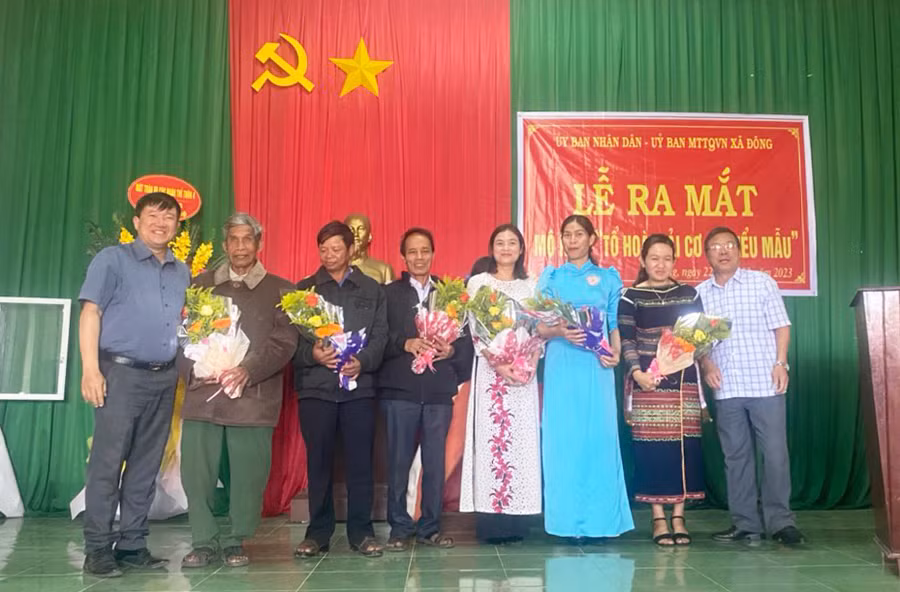 Xã Đông ra mắt mô hình “Tổ hòa giải cơ sở kiểu mẫu”. Ảnh: R’Ô HOK Xã Đông ra mắt mô hình “Tổ hòa giải cơ sở kiểu mẫu”. Ảnh: R’Ô HOK