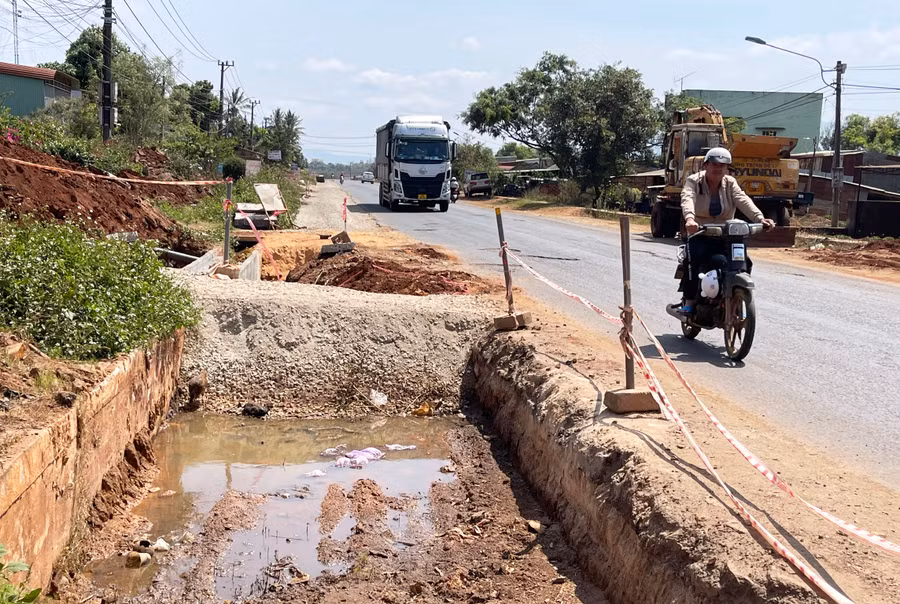 Dự án nâng cấp quốc lộ 19 (đoạn qua thôn Hà Lòng 1, xã Kdang, huyện Đak Đoa) thi công ì ạch gây khó khăn cho phương tiện tham gia giao thông và tiềm ẩn nguy cơ tai nạn. Ảnh: Minh Nguyễn
