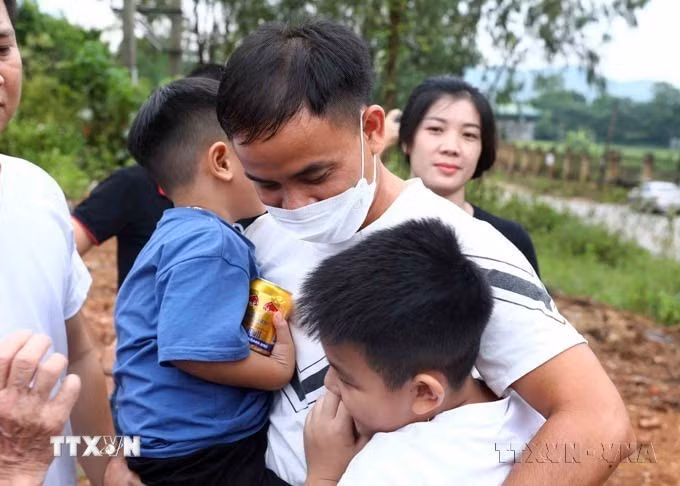 Niềm vui đoàn tụ với gia đình của người được đặc xá. (Ảnh: Phạm Kiên/TTXVN) Niềm vui đoàn tụ với gia đình của người được đặc xá. (Ảnh: Phạm Kiên/TTXVN)