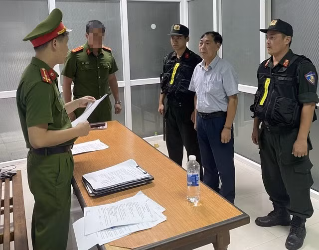 Tam bị tống đạt các quyết định khởi tố, tạm giam
