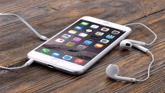 Việc loại bỏ jack cắm tai nghe khiến smartphone không còn có thể vừa cắm sạc, vừa cắm tai nghe có dây