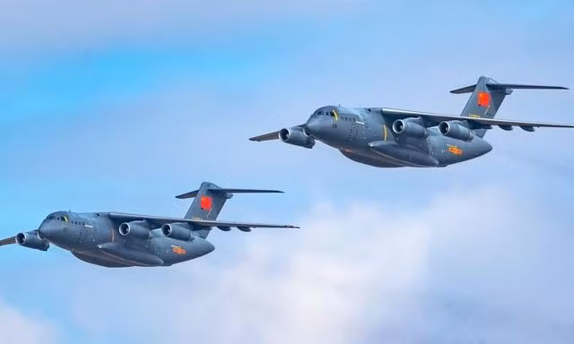 Bộ đôi máy bay vận tải Y-20 của Trung Quốc Bộ đôi máy bay vận tải Y-20 của Trung Quốc