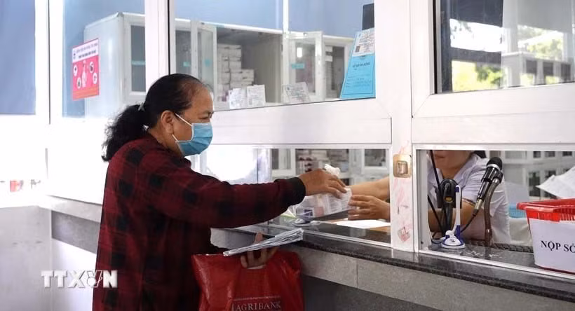 Cấp phát thuốc cho bệnh nhân bảo hiểm y tế tại một bệnh viện. Ảnh TTXVNVietnam+