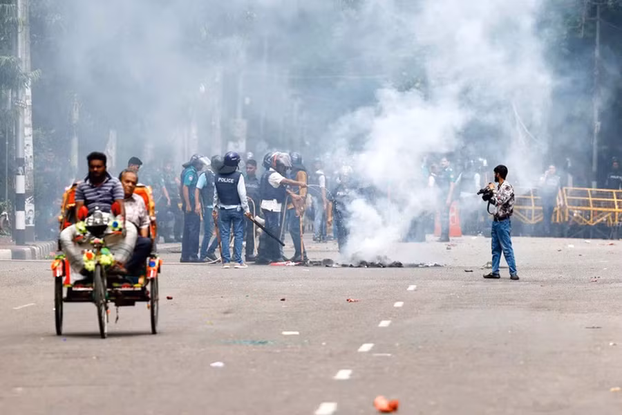 Hiện trường 1 vụ bạo loạn ở thủ đô Dhaka (Bangladesh) ngày 4-8. Ảnh: REUTERS