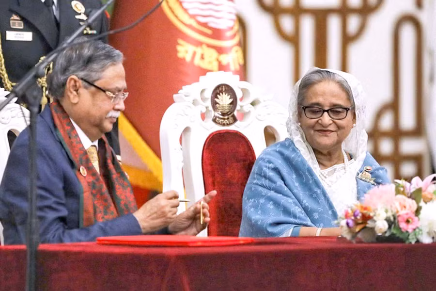 Tổng thống Bangladesh Mohammed Shahabuddin và cựu Thủ tướng Sheikh Hasina hồi tháng 1-2024. Ảnh: REUTERS Tổng thống Bangladesh Mohammed Shahabuddin và cựu Thủ tướng Sheikh Hasina hồi tháng 1-2024. Ảnh: REUTERS