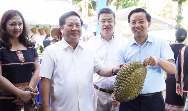 Lãnh đạo tỉnh Kon Tum thăm các gian hàng trưng bày sản phẩm OCOP