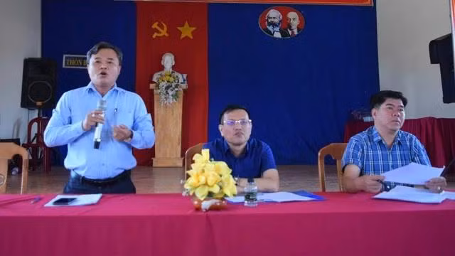 Ông Lê Nguyên Hoàng, Phó chủ tịch UBND H.Đức Trọng mong bà con nông dân bình tĩnh Ông Lê Nguyên Hoàng, Phó chủ tịch UBND H.Đức Trọng mong bà con nông dân bình tĩnh