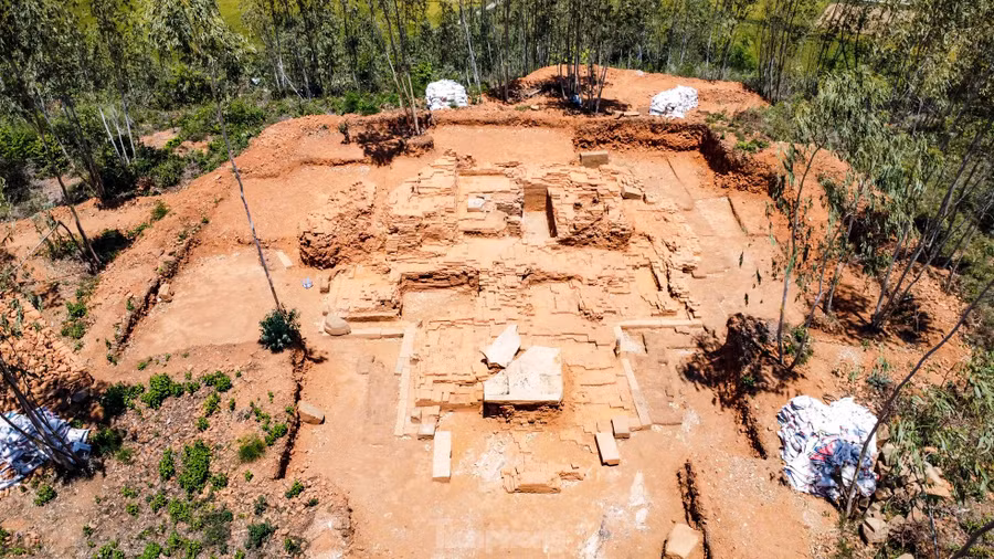 Qua 2 đợt khai quật đã xuất lộ kiến trúc tháp Đại Hữu, có bình đồ hình vuông. Thân tháp mỗi cạnh dài 9x9 m, lòng tháp mỗi cạnh dài 3,8x3,8 m và nền móng chân đế tháp có bình đồ gần vuông mỗi cạnh dài 12,7x13 m.