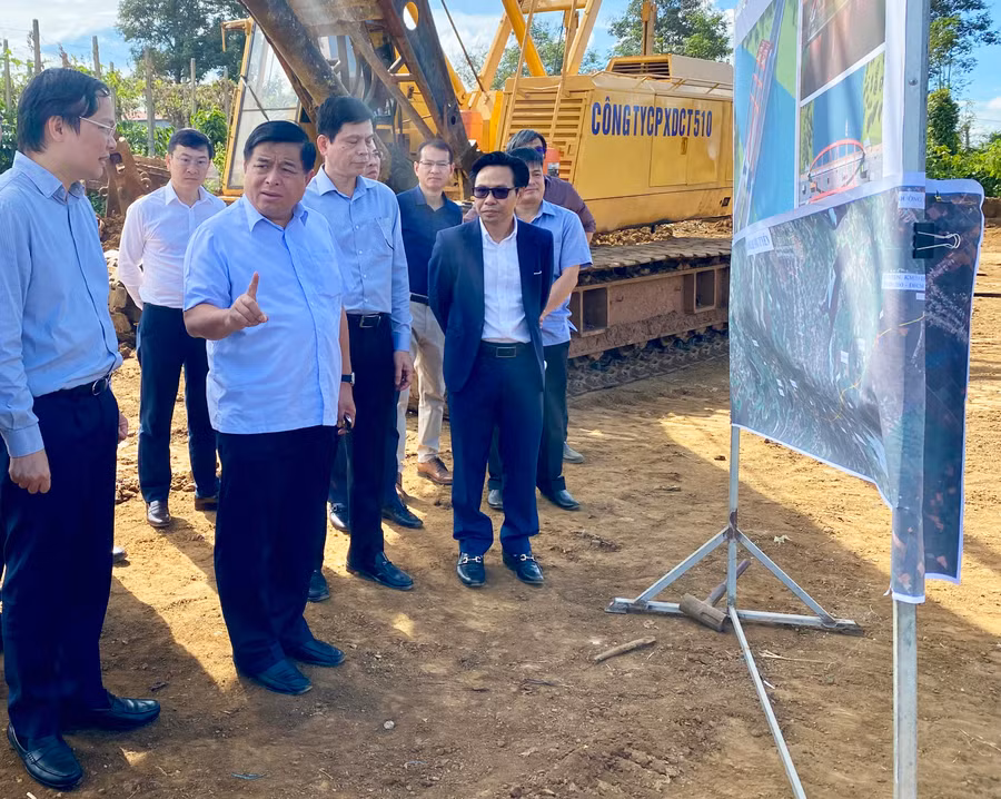 Bộ trưởng Bộ KH-ĐT Nguyễn Chí Dũng (thứ 3 từ trái sang) cùng đoàn công tác khảo sát thực tế tại Dự án đường hành lang kinh tế phía Đông (đường tránh quốc lộ 19). Ảnh: H.D