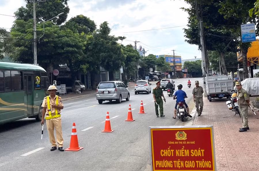 Công an phường An Bình (thị xã An Khê) tăng cường kiểm soát đảm bảo an ninh trật tự, an toàn giao thông trên địa bàn. Ảnh: Ngọc Minh
