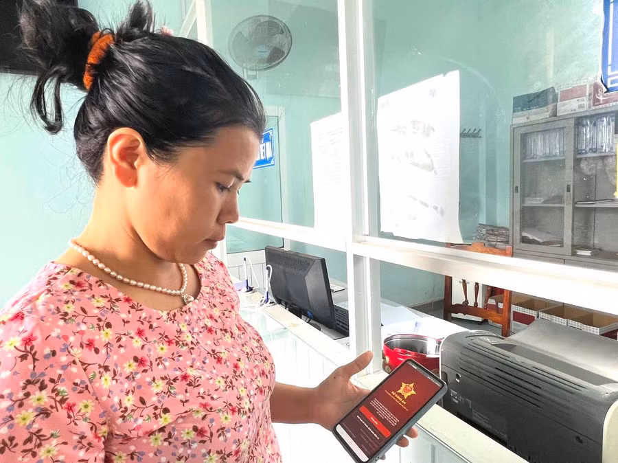 Người dân cài đặt tài khoản thanh toán trên dịch vụ công. Ảnh: Đinh Yến Người dân cài đặt tài khoản thanh toán trên dịch vụ công. Ảnh: Đinh Yến