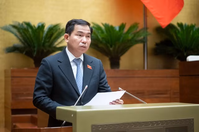 Chủ nhiệm Ủy ban Tài chính - Ngân sách Lê Quang Mạnh báo cáo thẩm tra tại phiên họp