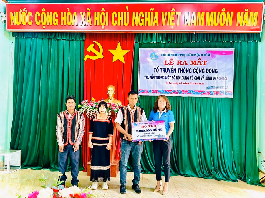 Mỗi tổ truyền thông cộng đồng được Hội LHPN huyện hỗ trợ 3 triệu đồng mua sắm trang-thiết bị phục vụ hoạt động. Ảnh: Mai Ka