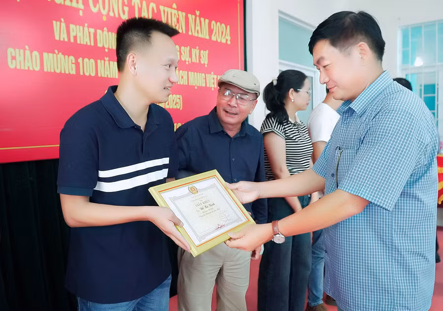 Tổng Biên tập Báo Gia Lai Huỳnh Kiên tặng giấy khen cho các cộng tác viên tích cực. Ảnh: Đức Thụy Tổng Biên tập Báo Gia Lai Huỳnh Kiên tặng giấy khen cho các cộng tác viên tích cực. Ảnh: Đức Thụy