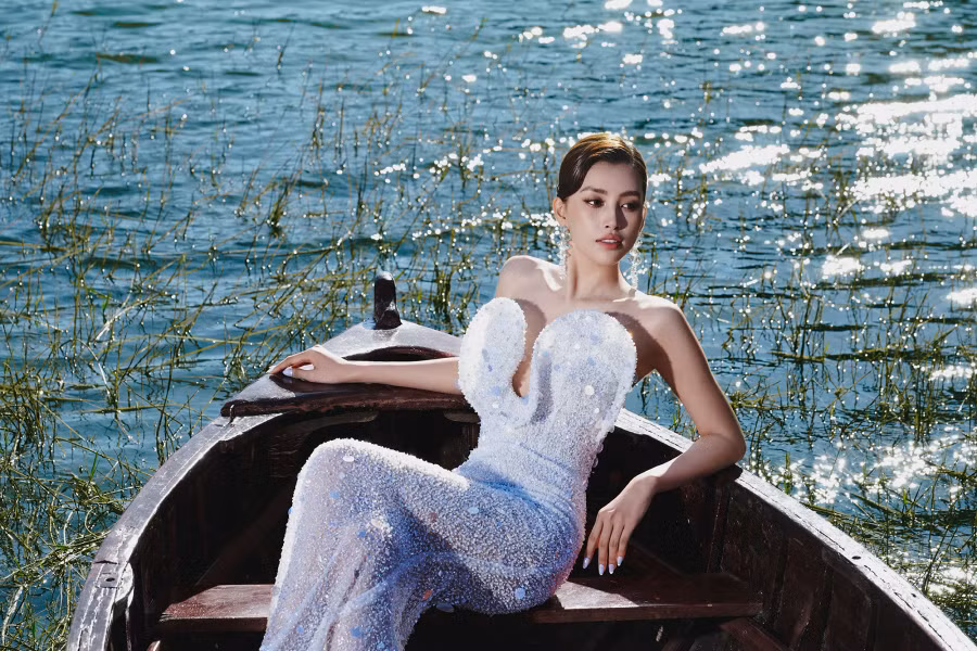 "Tiểu Vy và ê-kíp của tôi đã quá hiểu ý nhau, vì vậy có thể nói không gặp trở ngại gì trong quá trình làm việc. Tôi theo sát buổi chụp để truyền đạt những thông tin về bộ sưu tập đến với Tiểu Vy và cô ấy đã diễn cực kỳ trọn vẹn", Lê Thanh Hòa chia sẻ