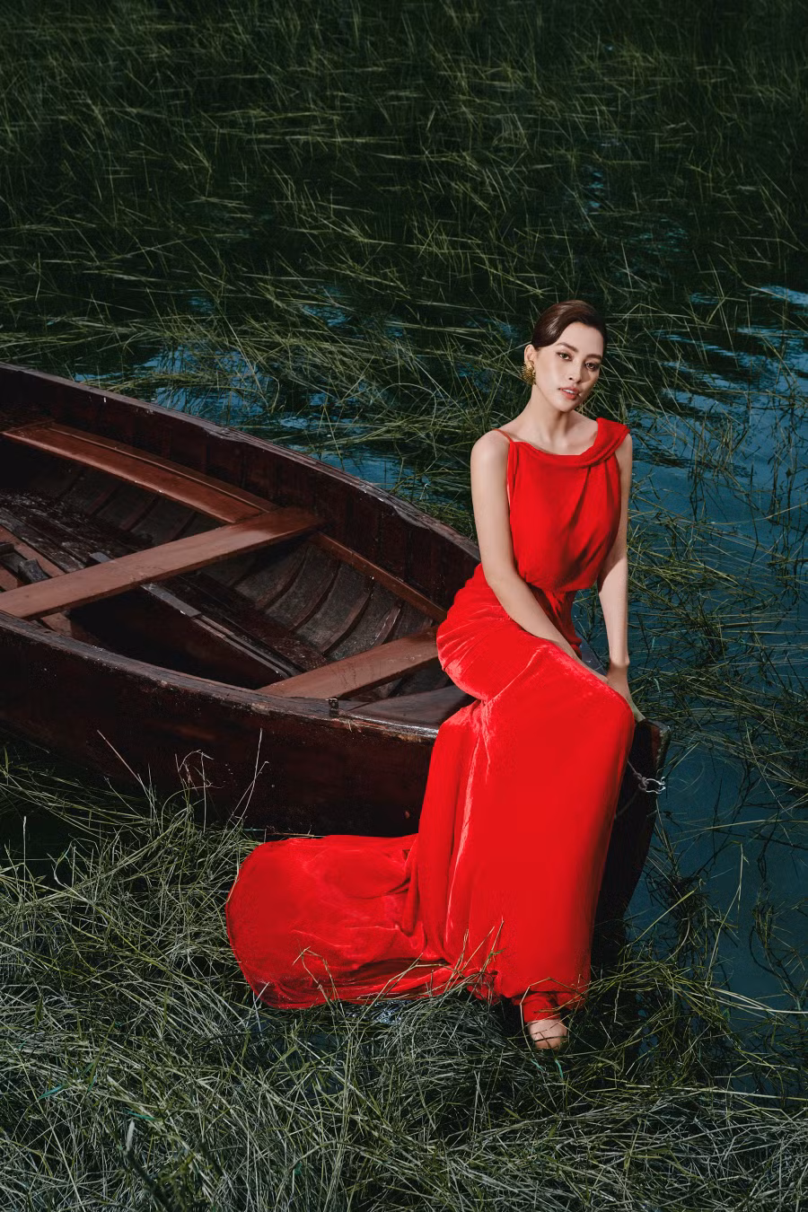 Để chuẩn bị cho ngày ra mắt bộ sưu tập Pre-Fall 24, nhà thiết kế Lê Thanh Hòa hợp tác với hoa hậu Tiểu Vy thực hiện một bộ ảnh thời trang tại Đà Lạt