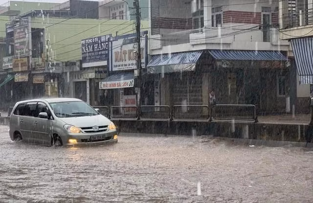 Mưa lớn gây ngập cục bộ trên tuyến QL1 đoạn qua TT.Bình Dương (H.Phù Mỹ, Bình Định)