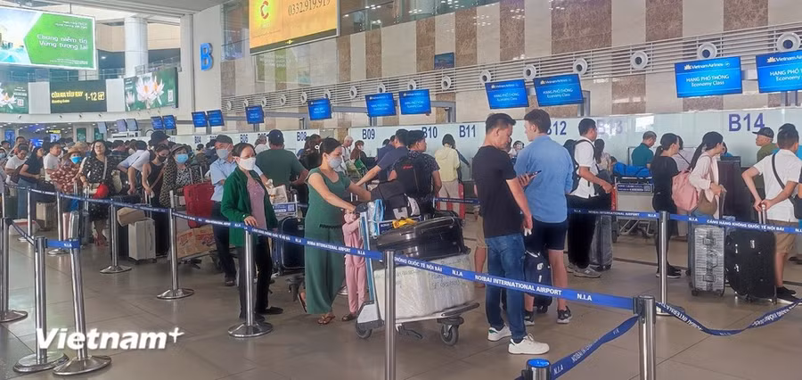 Hành khách làm thủ tục máy bay tại Sân bay Nội Bài. (Ảnh: Hoài Nam/Vietnam+)
