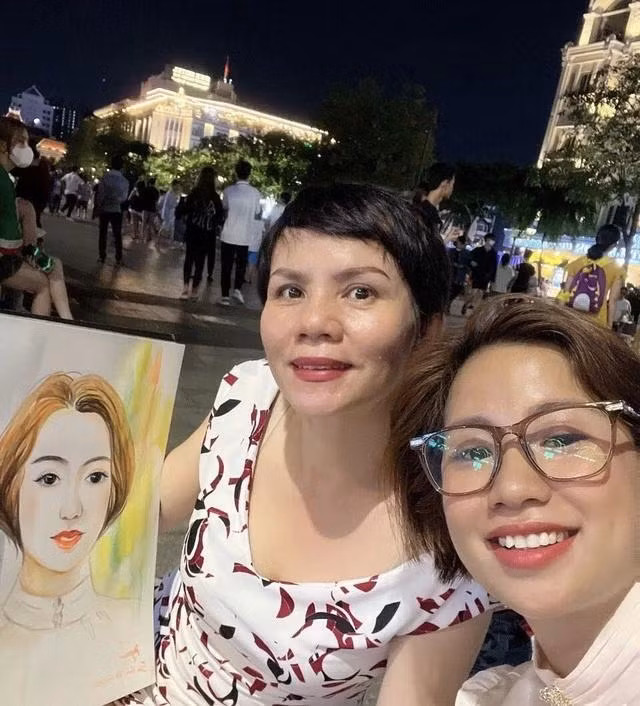 Chị Bích Ngọc chụp hình kỷ niệm với một vị khách của mình