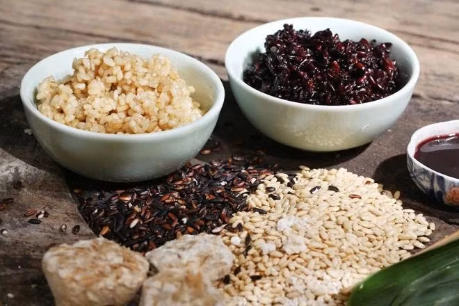 Người dân quan niệm ăn rượu nếp cho sâu bọ say. Người dân quan niệm ăn rượu nếp cho sâu bọ say.