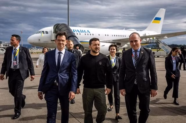 Tổng thống Ukraine Volodymyr Zelensky (giữa) đến Thụy Sĩ ngày 15-6. Ảnh: REUTERS